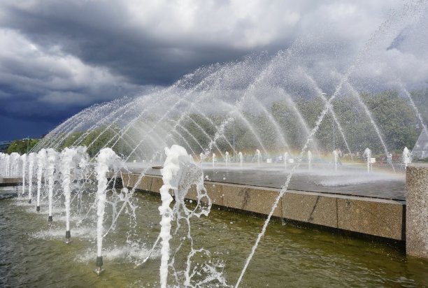 喷泉在雨中。图片下载