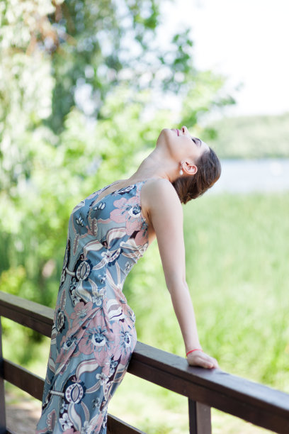 公园桥上的年轻美女肖像。生活方式的概念。特写镜头图片下载