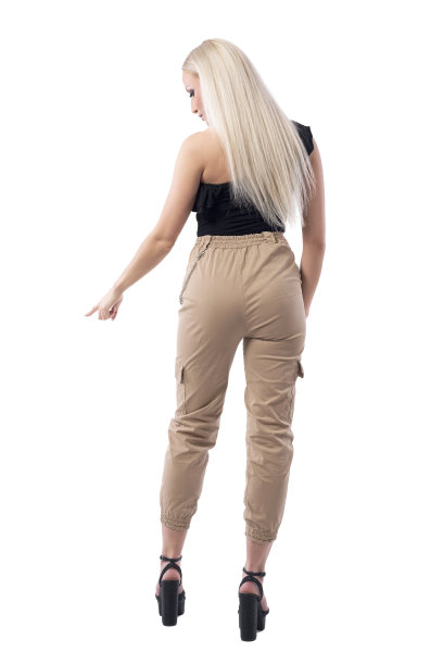 后视图优雅奢华的金发直发女人手指向下选择和购物。图片下载