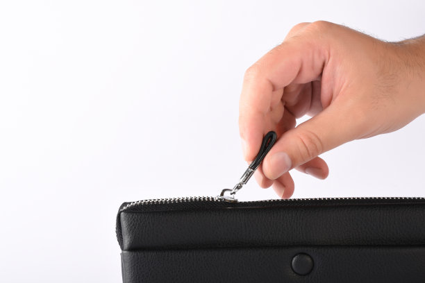 一个男性的手打开黑色皮包孤立在白色图片下载