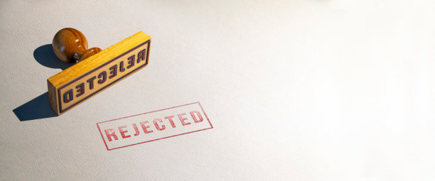 木制邮票，在白纸上盖上拒绝信。图片下载