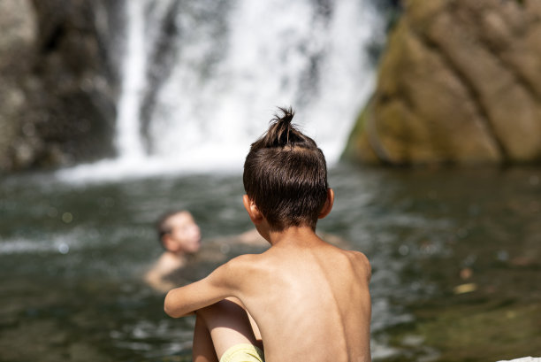 小男孩在假期中感到无聊图片下载