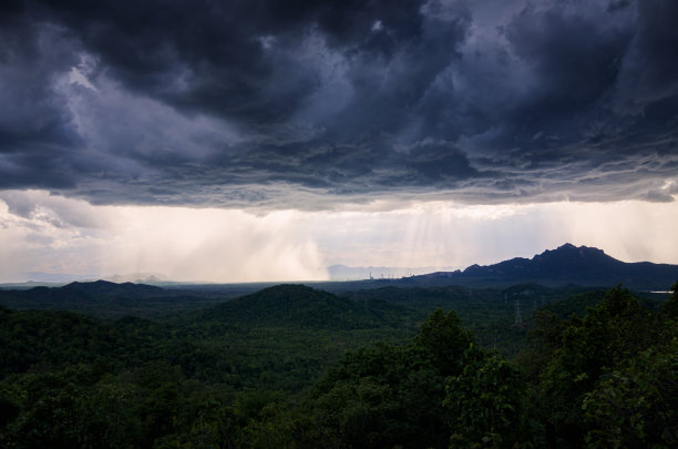风暴在山。图片下载