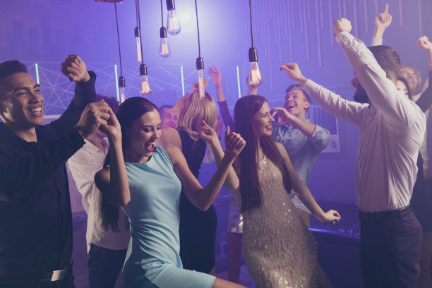 个人资料侧视图有吸引力的伙伴的照片伙伴有乐趣，时髦的移动，无忧无虑的聚会，努力，制造者，服装，时髦的时髦的套装，正装，正装，穿室内迪斯科舞厅图片下载