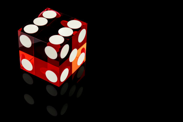 骰子红色豪华完美的特写与拷贝空间。六，带反射，孤立在黑色背景上，微距拍摄。图片下载