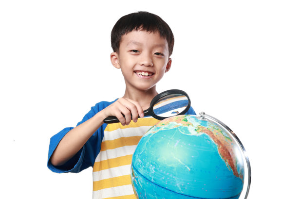 年轻的亚洲男孩与球在白色的背景图片下载