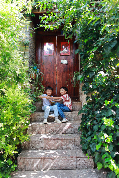 胡同里的两兄弟图片下载