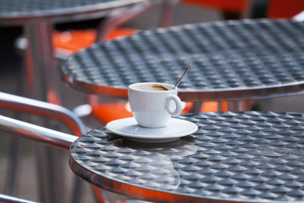 桌上放着空的咖啡杯图片下载