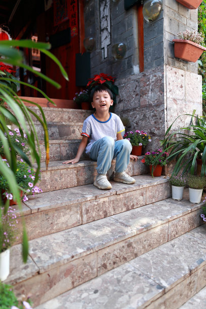 胡同里可爱的亚洲小孩图片下载