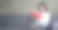 休闲、文学和人的观念——微笑的亚洲年轻女子在家看书图片下载
