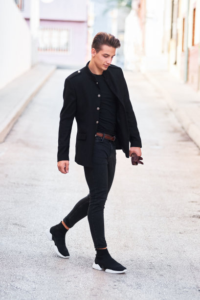 穿着黑衣服的英俊年轻人图片下载