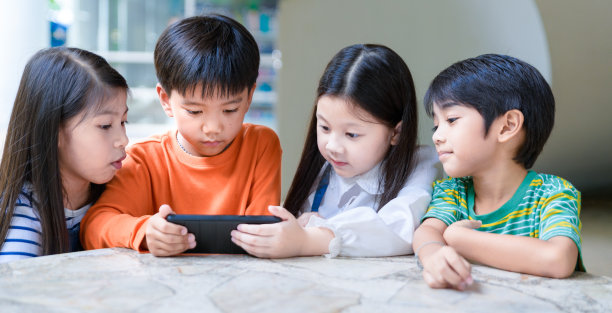 亚洲儿童在国际学校的横幅网页设计比率，使用笔记本电脑，智能手机学习图片下载