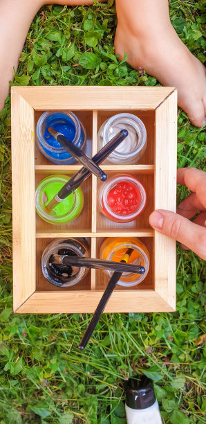 草地上罐子里的水彩画图片下载