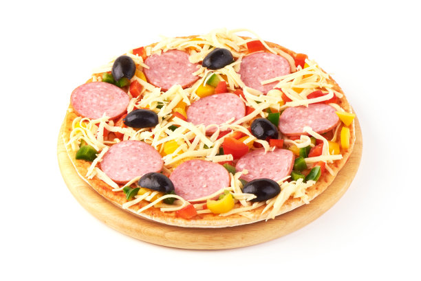 未烘烤的圆形披萨，有意大利腊肠、奶酪、橄榄和番茄意面，孤立在白色背景上。图片下载
