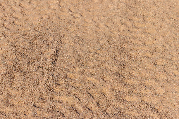 在沙漠里，轮胎在沙地上留下的痕迹图片下载