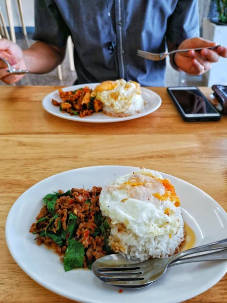 罗勒牛肉炒饭，鸡蛋炒白碟图片下载