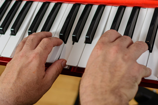 两只手弹钢琴的图片图片下载