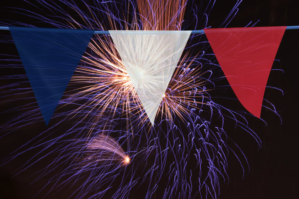 花圈的三角旗与背景烟花图片下载