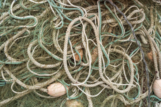 纠缠的抽象背景不同的渔网和漂浮物。近距离图片下载