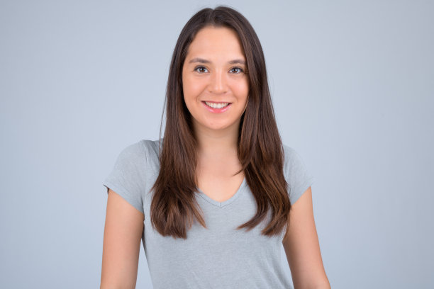 年轻快乐的多民族妇女在白色背景下微笑图片下载