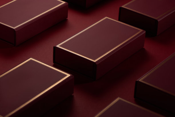 红色礼品盒与红色纸背景上的金色边框图片下载