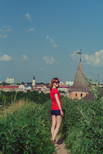 以城堡为背景拍下了女孩的照片。Kamyanets-Podilsky古老的城堡是Kamyanets-Podilsky城的中世纪城堡，乌克兰的历史纪念碑之一。图片下载
