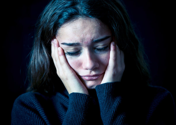 戏剧性的特写，年轻的恐惧，沮丧的女孩独自哭泣，感到绝望，遭受骚扰或家庭暴力。停止虐待和忽视儿童。社会运动概念。图片下载