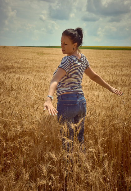 麦田里的女人图片下载