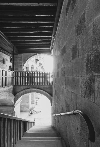 废弃历史建筑内，木制栏杆楼梯的黑白照片图片下载