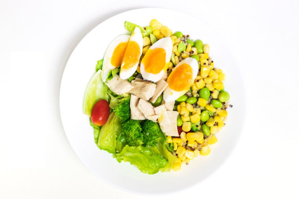 蔬菜沙拉配鸡胸肉和煮鸡蛋。图片下载