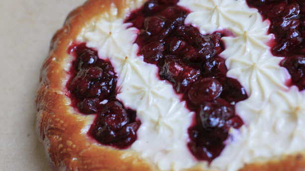 鲜嫩的凝乳和多汁的樱桃馅，美味的面饼图片下载