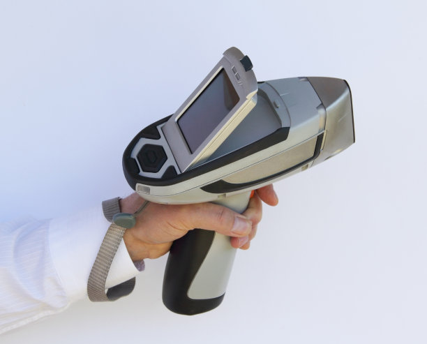 人持，采掘分析仪在白色背景下，宏观近距离观察图片下载