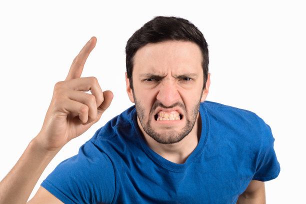 表情愤怒的男人。图片下载