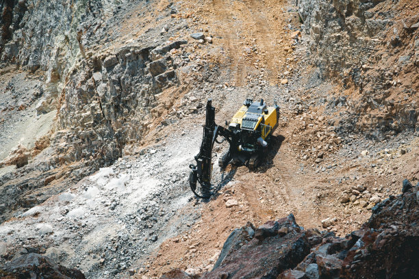 工作机器把采石场的石头敲碎图片下载