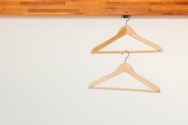 木质衣架在最小的开放式衣柜存储。图片下载