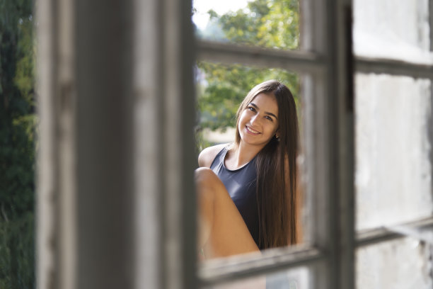 年轻美丽的芭蕾舞演员在一座废弃的建筑里。图片下载