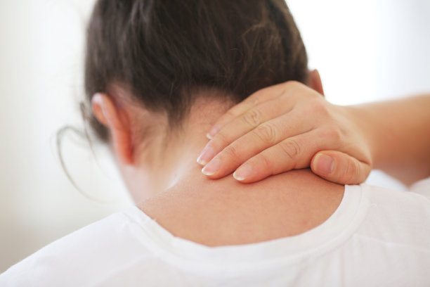 有肌肉损伤的妇女有疼痛在她的颈部股票照片图片下载