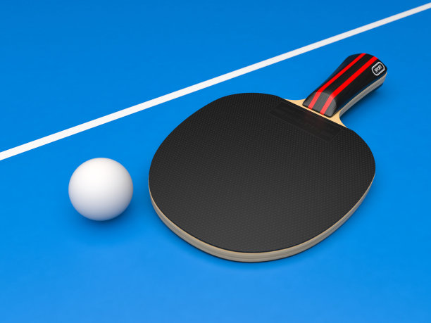 黑色带球的乒乓球拍。在蓝色背景图片下载