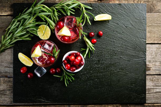 冷季饮料-蔓越莓迷迭香鸡尾酒图片下载