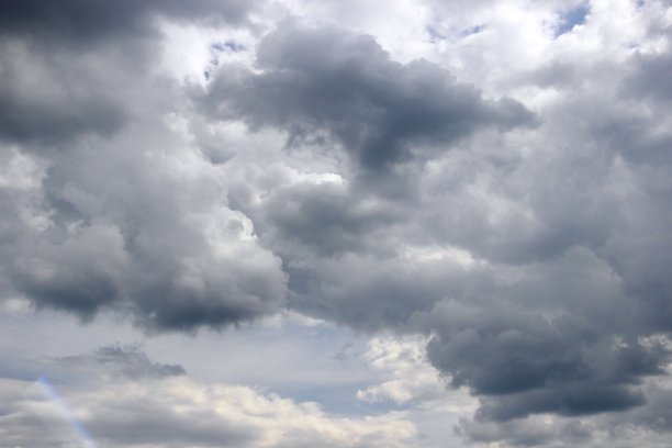 奔跑在阳光下的云朵在雨后的蓝天上，卷图和灰色的千丝万缕图片下载
