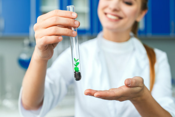 年轻的化学老师在学校实验室工作在一个小瓶厂图片下载