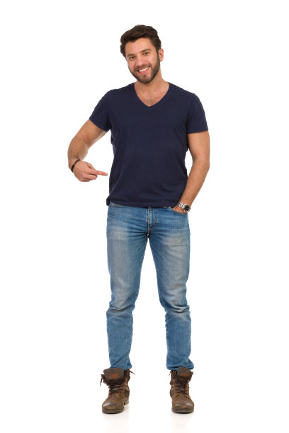 英俊的男人指着他的蓝色t恤，看着相机和微笑图片下载