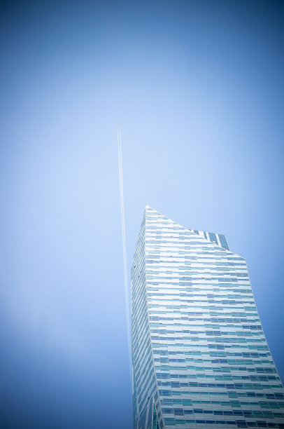 蓝色摩天大楼与飞行飞机的背景图片下载