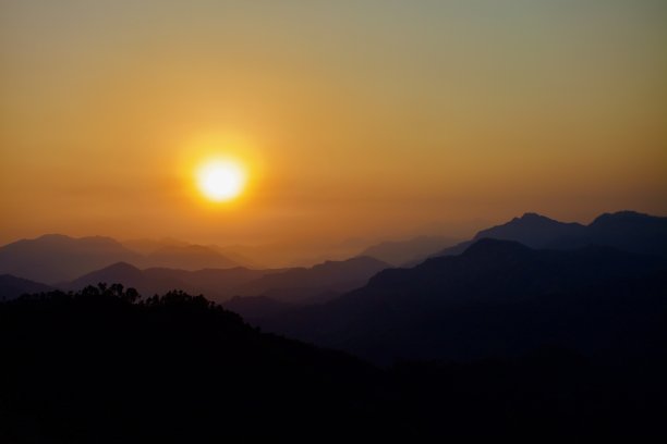 壮观的彩色日出在尼泊尔喜马拉雅山脉图片下载