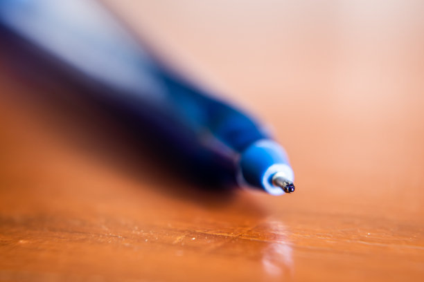 蓝色圆珠笔尖的微距镜头图片下载