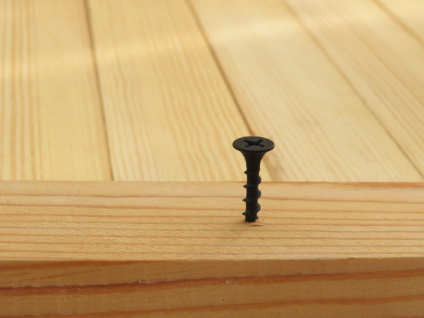 螺丝拧成一块木头，木匠做的木工活图片下载