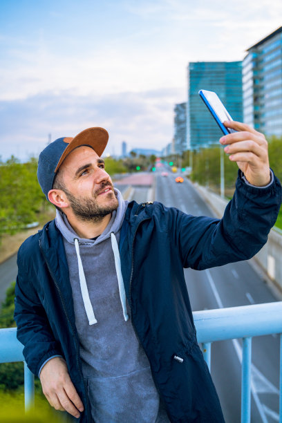 一个在巴塞罗那自拍的普通男人图片下载
