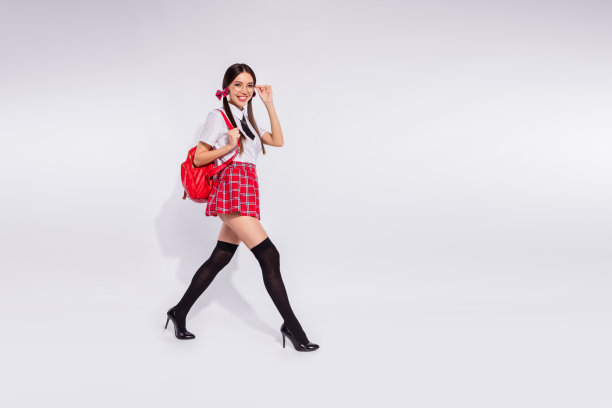 全身侧廓身材尺寸照片惊人的积极的她她的女士中国交换学生友好的走教室华丽的包穿红色格子西装连裤袜领带孤立的白色背景图片下载