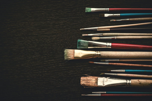 在背景上画画笔。图片下载