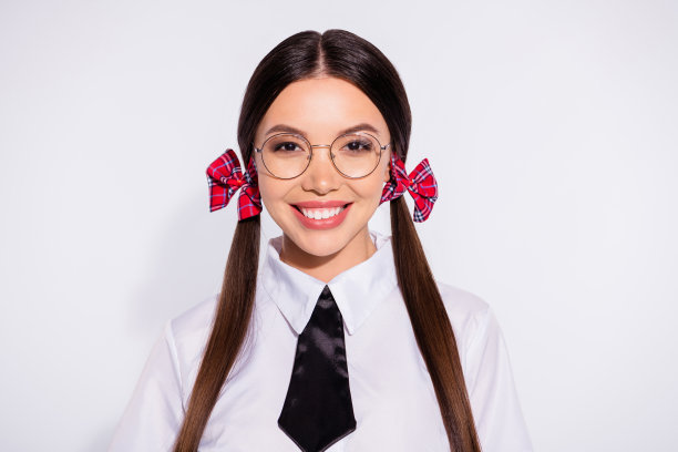 可爱迷人的漂亮的中国人女士的近距离照片感觉内容梦幻愉快的梦想穿着白色衬衫衬衫时尚孤立的灰色背景图片下载